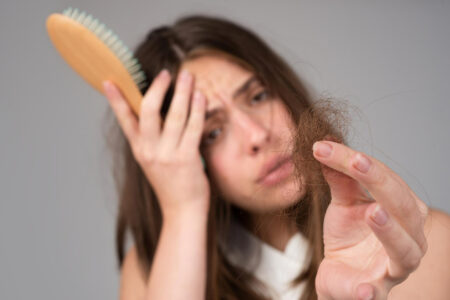 mujer problema perdida cabello retrato nina tiro cabeza calva nina nerviosa ah